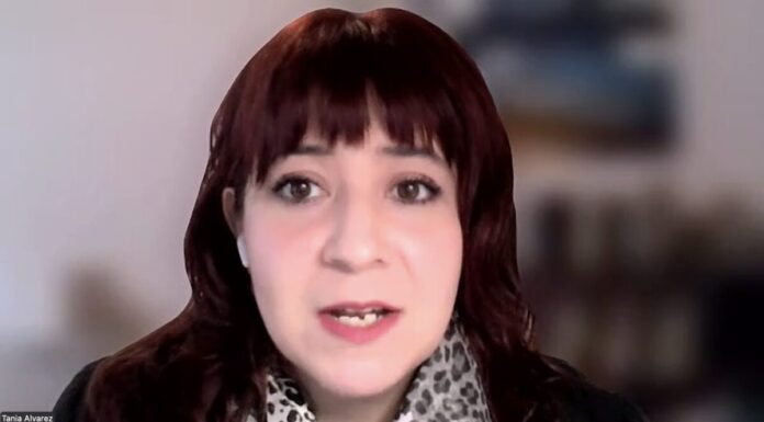 Tania Álvarez analiza la adopción de la Inteligencia Artificial y la demanda de gobernanza de datos en 2026. Primer plano de la analista Tania Álvarez, de la firma Select, participando en una transmisión digital en vivo. Aparece hablando de frente, con el cabello castaño con flequillo, vistiendo una bufanda con estampado de leopardo y un fondo de oficina difuminado.