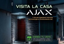 Tecnosinergia: Casa Ajax redefine la experiencia de seguridad inteligente Flyer promocional digital de Casa Ajax que muestra la entrada de una residencia moderna e iluminada de noche, equipada con sensores de seguridad en sus muros. El gráfico incluye textos superpuestos que invitan a vivir una experiencia inmersiva con tecnología real y un botón en la parte inferior para agendar visitas con clientes.
