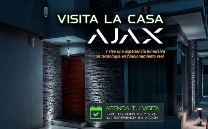 Flyer promocional digital de Casa Ajax que muestra la entrada de una residencia moderna e iluminada de noche, equipada con sensores de seguridad en sus muros. El gráfico incluye textos superpuestos que invitan a vivir una experiencia inmersiva con tecnología real y un botón en la parte inferior para agendar visitas con clientes.