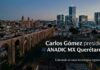 Carlos Gómez asume ANADIC MX Querétaro con una apuesta por fortalecer el ecosistema tecnológico regional Fotografía de paisaje urbano en perspectiva aérea nocturna de la ciudad de Santiago de Querétaro. A la izquierda se extiende el monumental Acueducto de Querétaro iluminado con luces cálidas, conectando con la arquitectura colonial de la zona histórica. A la derecha, se erigen rascacielos y edificios modernos con oficinas corporativas, entrelazados por un diseño gráfico digital de líneas cinéticas celestes que simulan una red de datos e infraestructura digital conectada. En el cuadrante inferior derecho, se superpone el texto en letras blancas: "Carlos Gómez preside ANADIC MX Querétaro - Liderando el canal tecnológico regional", acompañado del imagotipo azul de la asociación en el extremo inferior izquierdo de la frase.