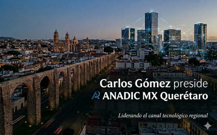 Fotografía de paisaje urbano en perspectiva aérea nocturna de la ciudad de Santiago de Querétaro. A la izquierda se extiende el monumental Acueducto de Querétaro iluminado con luces cálidas, conectando con la arquitectura colonial de la zona histórica. A la derecha, se erigen rascacielos y edificios modernos con oficinas corporativas, entrelazados por un diseño gráfico digital de líneas cinéticas celestes que simulan una red de datos e infraestructura digital conectada. En el cuadrante inferior derecho, se superpone el texto en letras blancas: 