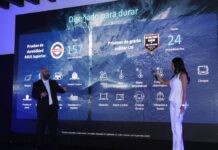 ASUS ExpertBook Ultra combina IA, movilidad y resistencia en un solo equipo Fotografía de plano general en un escenario iluminado donde Francisco Jiménez y Paola Rojas presentan ante una gran pantalla de proyección digital. Francisco viste un traje oscuro y camisa blanca, apuntando con la mano hacia las gráficas, mientras Paola, con un conjunto de blusa y pantalón completamente blancos, sostiene un micrófono. La pantalla despliega el título Diseñado para durar junto con íconos informativos que detallan pruebas de durabilidad ASUS Superior y de grado militar US MIL-STD 810H.
