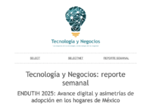 Select: ENDUTIH 2025 revela avances en conectividad y brechas en la adopción digital en México Captura de pantalla de la cabecera de un boletín digital o portal web sobre fondo blanco. En la parte superior central se muestra un logotipo con la silueta de un foco turquesa formado por líneas y nodos interconectados que simulan redes de datos, junto con una base de líneas amarillas. Debajo del logotipo se lee el título principal "Tecnología y Negocios" en letras turquesas, seguido del eslogan en tipografía pequeña ""Los negocios de la tecnología y la tecnología de los negocios"". Una línea discontinua delimita el menú de navegación que incluye tres opciones hipervinculadas: SELECT, SELECTNET y REPORTE SEMANAL. Debajo de una segunda línea discontinua se despliega el encabezado del artículo en texto gris oscuro que reza "Tecnología y Negocios: reporte semanal" seguido del título de la nota: "ENDUTIH 2025: Avance digital y asimetrías de adopción en los hogares de México".