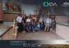 Grupo CVA reúne a fabricantes y distribuidores en Monterrey para fortalecer alianzas estratégicas Fotografía de plano entero que muestra a un grupo de aproximadamente quince personas posando de pie en el interior de una antigua planta de destilación artesanal con paredes de ladrillo rústico. Los asistentes, portando sombreros de paja, se ubican entre monumentales alambiques y estructuras cilíndricas de cobre brillante. En la parte inferior, se visualiza el banner promocional oscuro con el título "EXPERIENCIA PREMIUM" al lado de marcas como Microsoft Office y la firma de Casa Madero.