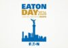 Eaton Day 2026 fortalece oportunidades de negocio con soluciones integradas Diseño gráfico de un cartel institucional centrado sobre un fondo claro texturizado. En la parte superior destaca la inscripción "EATON" en letras azules mayúsculas, seguida por la frase "DAY 2026" en color ocre y el lema del evento "JUNTOS HACEMOS EQUIPO" alineado abajo. Al centro del encuadre se muestra la silueta monocromática en color azul del horizonte urbano de la Ciudad de México, donde resalta de manera prominente el Monumento a la Independencia junto a diversos rascacielos. En la base inferior se ubica el logotipo corporativo clásico de "EATON" en color azul.
