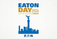 Eaton Day 2026 fortalece oportunidades de negocio con soluciones integradas Diseño gráfico de un cartel institucional centrado sobre un fondo claro texturizado. En la parte superior destaca la inscripción "EATON" en letras azules mayúsculas, seguida por la frase "DAY 2026" en color ocre y el lema del evento "JUNTOS HACEMOS EQUIPO" alineado abajo. Al centro del encuadre se muestra la silueta monocromática en color azul del horizonte urbano de la Ciudad de México, donde resalta de manera prominente el Monumento a la Independencia junto a diversos rascacielos. En la base inferior se ubica el logotipo corporativo clásico de "EATON" en color azul.