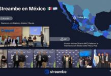 Streambe llega al mercado mexicano para acelerar proyectos de inteligencia artificial empresarial Infografía corporativa con fondo azul oscuro titulada "Streambe en México" acompañada de las banderas de México y Argentina. La sección superior derecha muestra un mapa de la República Mexicana con una ruta aérea discontinua que conecta la inscripción de "DF" con "Culiacán". El centro y la sección inferior integran una cuadrícula con fotos de reuniones en oficinas, visitas corporativas a Coppel, foros de la asociación IAB y la delegación en la embajada, cerrando abajo con el logotipo oficial de "streambe".