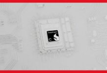 Qualcomm Technologies presenta Snapdragon C para impulsar la nueva generación de laptops accesibles Representación digital tridimensional de un procesador tecnológico de estructura transparente y cristalina, centrado sobre un fondo gris claro con un circuito impreso tenue. En el núcleo del chip destaca una etiqueta negra cuadrada con esquinas redondeadas que muestra la palabra "Snapdragon" en letras blancas sobre un isotipo de flama abstracta y la letra "C" en la esquina inferior izquierda. Todo el conjunto visual se encuentra enmarcado por un borde exterior cuadrado de color rojo brillante con esquinas redondeadas.
