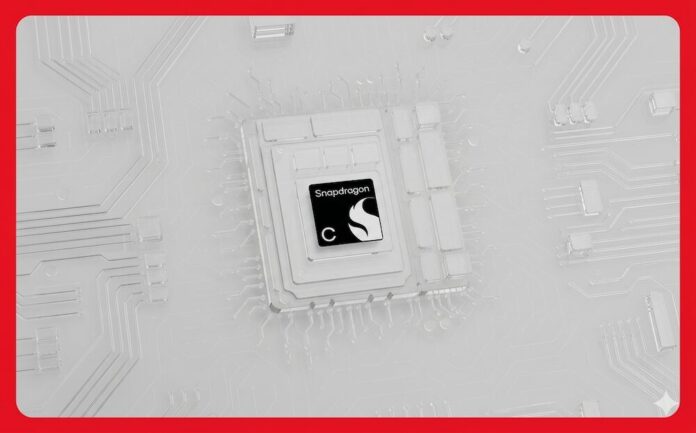 Qualcomm presenta la arquitectura del procesador Snapdragon C para cómputo básico Representación digital tridimensional de un procesador tecnológico de estructura transparente y cristalina, centrado sobre un fondo gris claro con un circuito impreso tenue. En el núcleo del chip destaca una etiqueta negra cuadrada con esquinas redondeadas que muestra la palabra