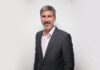 Lenovo nombra a Claudio Stopatto como General Manager de ISG para América Latina Fotografía de medio cuerpo de Claudio Stopatto. Es un hombre de mediana edad con cabello entrecano y barba corta, que mira sonriente a la cámara. Viste un saco gris oscuro y una camisa de botones en tono rosa pálido, posando frente a un fondo blanco liso.