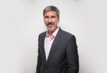 Lenovo nombra a Claudio Stopatto como General Manager de ISG para América Latina Fotografía de medio cuerpo de Claudio Stopatto. Es un hombre de mediana edad con cabello entrecano y barba corta, que mira sonriente a la cámara. Viste un saco gris oscuro y una camisa de botones en tono rosa pálido, posando frente a un fondo blanco liso.