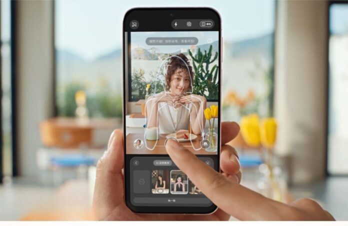 Composición con IA. Tu director de arte personal Pantalla de un smartphone mostrando la aplicación de cámara activa. Una mujer posa sonriendo en una cafetería, mientras una silueta blanca generada por IA se superpone en la interfaz para sugerirle la mejor postura.