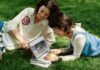 HUAWEI MatePad Air combina diseño ultradelgado, pantalla OLED PaperMatte y productividad para impulsar la creatividad Dos mujeres jóvenes disfrutan de un día soleado recostadas sobre el césped de un parque. Una de ellas opera una tablet apoyada sobre unos libros, la cual está equipada con un teclado blanco y un lápiz óptico, mostrando un documento con imágenes coloridas en la pantalla. Ambas sonríen mientras miran el dispositivo.