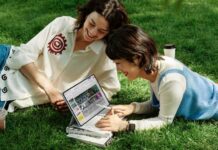 HUAWEI MatePad Air combina diseño ultradelgado, pantalla OLED PaperMatte y productividad para impulsar la creatividad Dos mujeres jóvenes disfrutan de un día soleado recostadas sobre el césped de un parque. Una de ellas opera una tablet apoyada sobre unos libros, la cual está equipada con un teclado blanco y un lápiz óptico, mostrando un documento con imágenes coloridas en la pantalla. Ambas sonríen mientras miran el dispositivo.