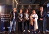 Plataforma LYNN de TOTVS busca acelerar la evolución de la inteligencia artificial empresarial en Latinoamérica Fotografía grupal de los cinco ejecutivos de TOTVS parados de izquierda a derecha: Marcelo Cosentino, Elói Assis, Javier Marbec, Vivian Broge e Ivaldo Pereira. Todos lucen vestimenta ejecutiva y sonríen frente a un fondo corporativo iluminado con la frase "México que hace hace con TOTVS" y el logo de la empresa.