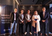 Plataforma LYNN de TOTVS busca acelerar la evolución de la inteligencia artificial empresarial en Latinoamérica Fotografía grupal de los cinco ejecutivos de TOTVS parados de izquierda a derecha: Marcelo Cosentino, Elói Assis, Javier Marbec, Vivian Broge e Ivaldo Pereira. Todos lucen vestimenta ejecutiva y sonríen frente a un fondo corporativo iluminado con la frase "México que hace hace con TOTVS" y el logo de la empresa.