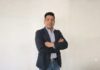 IC Intracom fortalece el canal con la evolución de Intellinet y Manhattan Retrato corporativo de plano medio y de frente de Gabriel Rivas, coordinador de marketing en IC Intracom. El directivo posa con los brazos cruzados ante un muro liso de fondo blanco, vistiendo un saco formal azul marino, una camisa de vestir azul claro desabrochada en el cuello y jeans. Tiene el cabello corto oscuro y peinado hacia atrás.