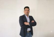 IC Intracom fortalece el canal con la evolución de Intellinet y Manhattan Retrato corporativo de plano medio y de frente de Gabriel Rivas, coordinador de marketing en IC Intracom. El directivo posa con los brazos cruzados ante un muro liso de fondo blanco, vistiendo un saco formal azul marino, una camisa de vestir azul claro desabrochada en el cuello y jeans. Tiene el cabello corto oscuro y peinado hacia atrás.