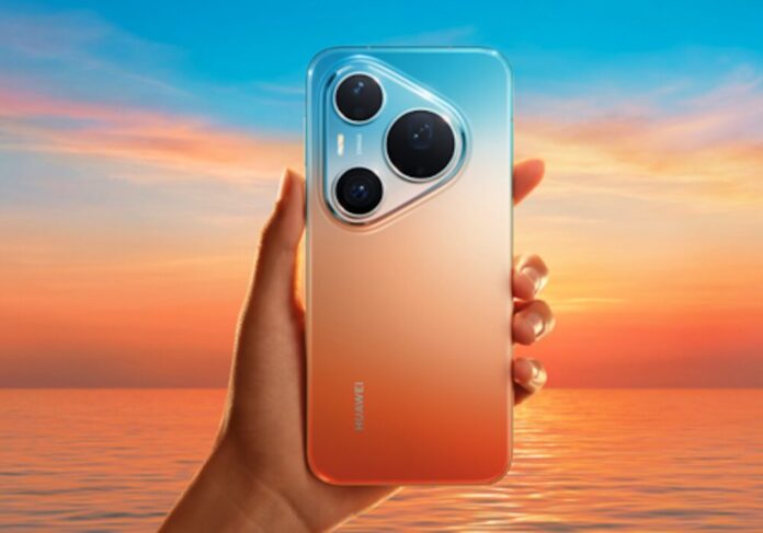 Fotografía de una mano sosteniendo el nuevo HUAWEI Pura 90s frente a un paisaje marítimo durante el atardecer. La parte posterior del dispositivo muestra un llamativo degradado que transita de azul cielo en la parte superior a un tono naranja intenso en la inferior. En la esquina superior izquierda se aprecia un módulo de cámara fotográfica con forma de triángulo con bordes curvos que aloja tres lentes de gran tamaño.