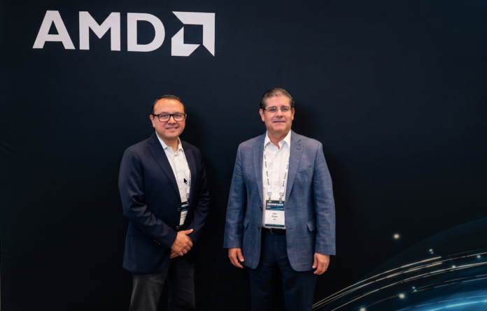 Hiram Monroy, Commercial Manager Spanish Latin America, y José Morales, Director, System Channel SMB Spanish Latin America, de AMD.