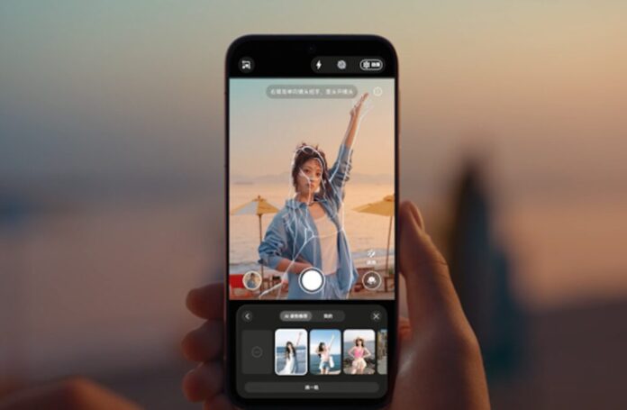 Interfaz de usuario inteligente para encuadre y composición fotográfica asistida por IA en dispositivos móviles Primer plano de unas manos sosteniendo verticalmente un smartphone Huawei en exteriores durante el atardecer. La pantalla muestra la aplicación de cámara con una vista previa de composición asistida por inteligencia artificial; sobre la imagen de una mujer posando en la playa con sombrillas de fondo, se sobrepone una silueta de guía delineada con vectores blancos. En la parte inferior de la pantalla se despliega un carrusel con opciones y sugerencias de encuadre fotográfico.