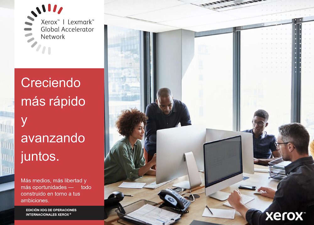 Folleto publicitario institucional en plano general medio. El lado izquierdo consiste en un bloque de color rojo intenso con el texto en letras blancas "Creciendo más rápido y avanzando juntos. Más medios, más libertad y más oportunidades — todo construido en torno a tus ambiciones. Edición XDG de Operaciones Internacionales Xerox". En la esquina superior izquierda se ubica el logotipo "Xerox | Lexmark Global Accelerator Network" rodeado de un círculo punteado. El lado derecho muestra una fotografía de una oficina moderna iluminada donde un equipo de cuatro profesionales multiculturales (dos hombres y dos mujeres) trabaja colaborativamente alrededor de un escritorio de madera con computadoras y teléfonos.