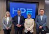 HPE Networking México impulsa una nueva etapa para la infraestructura empresarial Cuatro ejecutivos de Hewlett Packard Enterprise posan de pie y sonrientes en una sala de juntas corporativa. De izquierda a derecha se encuentran Laura Gómez, Gustavo Gómez, Pamela González y Max Santiago. Al fondo, una pantalla digital enmarcada en madera proyecta el logotipo de HPE en tonos azules.