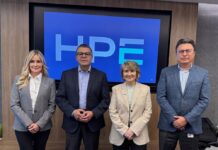 HPE Networking México impulsa una nueva etapa para la infraestructura empresarial Cuatro ejecutivos de Hewlett Packard Enterprise posan de pie y sonrientes en una sala de juntas corporativa. De izquierda a derecha se encuentran Laura Gómez, Gustavo Gómez, Pamela González y Max Santiago. Al fondo, una pantalla digital enmarcada en madera proyecta el logotipo de HPE en tonos azules.