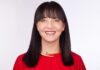 Veeam fortalece su estrategia de IA y marketing con el nombramiento de Mika Yamamoto Retrato de estudio en plano medio y de frente de Mika Yamamoto, directora de Marketing (CMO) y de IA para el cliente de Veeam Software, posando sonriente sobre un fondo blanco limpio. La ejecutiva tiene tez clara, cabello oscuro y lacio con fleco recto que enmarca su rostro, y viste una blusa formal de color rojo brillante. En su cuello resalta una gargantilla rígida dorada con un diseño asimétrico minimalista y discretas incrustaciones cuadradas de pedrería roja en los extremos.