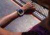 Motorola y Polar redefinen el smartwatch con monitoreo avanzado de salud y entrenamiento Fotografía en primer plano del brazo de una persona vistiendo ropa deportiva al aire libre bajo la luz del sol, llevando en la muñeca un moto watch de caja plateada y correa color morado. La pantalla circular del reloj inteligente está encendida con fondo negro y muestra una gráfica roja de frecuencia cardíaca en tiempo real, indicando la lectura "70 BPM Current HR".