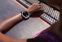 Motorola y Polar redefinen el smartwatch con monitoreo avanzado de salud y entrenamiento Fotografía en primer plano del brazo de una persona vistiendo ropa deportiva al aire libre bajo la luz del sol, llevando en la muñeca un moto watch de caja plateada y correa color morado. La pantalla circular del reloj inteligente está encendida con fondo negro y muestra una gráfica roja de frecuencia cardíaca en tiempo real, indicando la lectura "70 BPM Current HR".