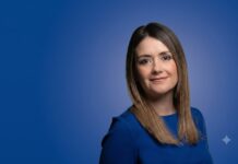 Kingston Technology México anuncia relevo en su dirección general para fortalecer la continuidad del negocio Retrato corporativo de Ivette Barragán, quien posa sonriendo ligeramente a la cámara, con cabello castaño lacio y vistiendo una blusa azul sobre un fondo del mismo color.