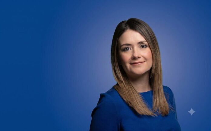 Nombramiento de Ivette Barragán como nueva Gerente General de Kingston en México Retrato corporativo de Ivette Barragán, quien posa sonriendo ligeramente a la cámara, con cabello castaño lacio y vistiendo una blusa azul sobre un fondo del mismo color.