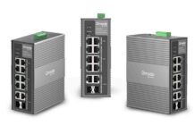 Omada by TP-Link fortalece las redes industriales con el nuevo Switch Gigabit IES210GPP Fotografía de producto sobre fondo blanco que muestra tres ángulos diferentes (diagonal izquierdo, frontal y diagonal derecho) del Switch Industrial IES210GPP de la marca Omada by TP-Link. El dispositivo presenta un diseño robusto con una carcasa de aluminio de color gris y textura acanalada. En la cara frontal se distribuyen verticalmente sus 8 puertos Gigabit RJ45 y 2 ranuras combo, junto con indicadores LED, mientras que en el borde superior sobresale un bloque de terminales de conexión eléctrica en color verde.