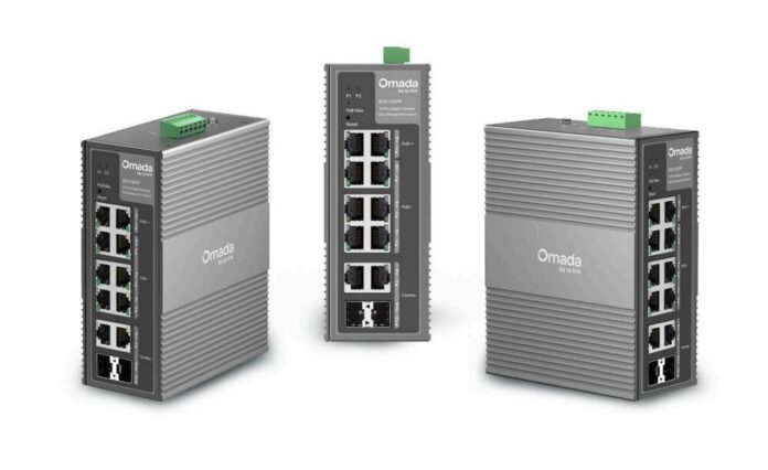 Fotografía de producto sobre fondo blanco que muestra tres ángulos diferentes (diagonal izquierdo, frontal y diagonal derecho) del Switch Industrial IES210GPP de la marca Omada by TP-Link. El dispositivo presenta un diseño robusto con una carcasa de aluminio de color gris y textura acanalada. En la cara frontal se distribuyen verticalmente sus 8 puertos Gigabit RJ45 y 2 ranuras combo, junto con indicadores LED, mientras que en el borde superior sobresale un bloque de terminales de conexión eléctrica en color verde.