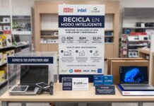 Office Depot México e Intel impulsan el reciclaje electrónico con un programa de renovación tecnológica Fotografía de un módulo de exhibición promocional dentro de una tienda. Al centro, un gran cartel blanco y azul muestra el título "RECICLA EN MODO INTELIGENTE" junto a los logotipos de Office Depot, Intel y PROAMBI. A la izquierda, sobre la mesa de exhibición, hay una urna de acrílico transparente etiquetada con "DEPOSITA TUS DISPOSITIVOS AQUÍ", la cual contiene una laptop, una tablet, un celular y un control de videojuegos viejos. En el centro descansa un cupón promocional gigante de $1,500 MXN, y a la derecha se exhibe una laptop Lenovo nueva junto a cajas azules de procesadores Intel Core y un pequeño letrero informativo de PROAMBI.