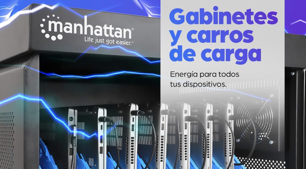 Gráfico publicitario digital en plano detalle que muestra el interior de un carro de carga metálico negro de la marca Manhattan. En la parte superior izquierda destaca el logotipo blanco "manhattan Life just got easier.". En el interior del gabinete, múltiples computadoras portátiles se aprecian alineadas de forma vertical en ranuras de sujeción azules, cada una conectada a un cable de alimentación negro. Un efecto visual de rayos eléctricos de color azul brillante rodea la estructura. A la derecha, un recuadro gris claro contiene el texto en letras moradas "Gabinetes y carros de carga" seguido de la frase en negro "Energía para todos tus dispositivos.".