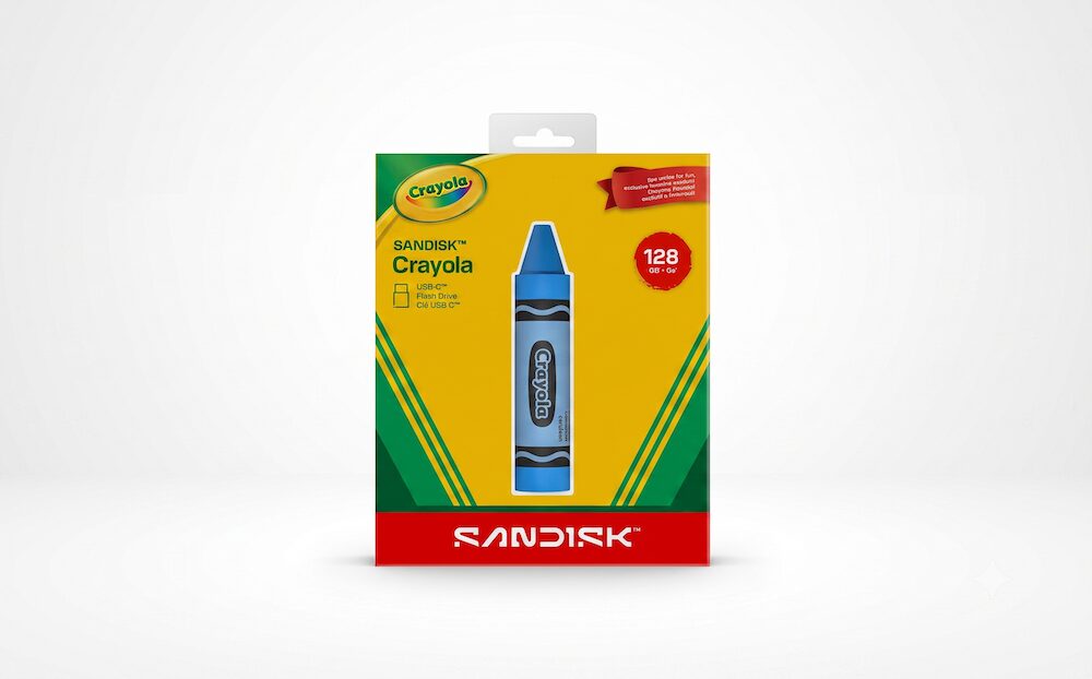 Vista frontal de la caja de una memoria USB-C SanDisk Crayola de 128 GB. El empaque de cartulina exhibe los logotipos de ambas marcas y protege en su interior un dispositivo de almacenamiento que imita a la perfección el diseño y el característico color azul de un crayón.