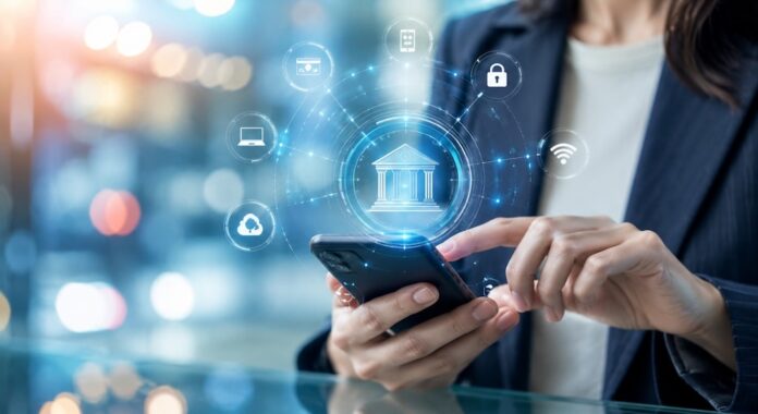 Toma de primer plano que enfoca las manos de una mujer vestida con saco ejecutivo mientras utiliza un teléfono inteligente. De la pantalla del smartphone emerge una interfaz gráfica holográfica tridimensional de color azul brillante con el icono central de un banco con columnas clásicas. A su alrededor se ramifican de manera circular diversas funciones de red e iconos digitales conectados por líneas de datos, entre ellos un candado de seguridad, una señal de Wi-Fi, una tarjeta de crédito, una computadora portátil, un teléfono celular y una nube de almacenamiento, todo enmarcado en un fondo urbano con luces desenfocadas.