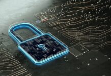 Tanium plantea una estrategia unificada para enfrentar los nuevos retos de la ciberseguridad Ilustración conceptual en 3D que muestra un candado digital translúcido brillando en tono azul neón. El cuerpo del candado está formado por secuencias de números y códigos, y se encuentra apoyado sobre una superficie oscura que simula una placa de circuito impreso con líneas metálicas y pequeños nodos luminosos.
