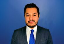 Adistec lleva el Data Center del hardware al crecimiento del negocio para el canal Retrato de Isaac Guerrero, Business Sales Manager en Adistec México, posando de frente con un traje oscuro, camisa blanca y corbata azul sobre un fondo azul sólido.