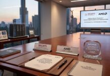 AMD y SECIHTI impulsan talento en IA y supercómputo en México Fotografía de una elegante sala de juntas con vista al Ángel de la Independencia en la Ciudad de México durante el atardecer. Sobre la amplia mesa de madera destacan documentos del acuerdo de colaboración entre AMD y SECIHTI, una pluma, identificadores institucionales y una placa de acrílico conmemorativa. Al fondo, una pantalla proyecta los logotipos de ambas organizaciones junto a un mensaje sobre innovación, mientras que en una mesa lateral se exhiben un procesador AMD EPYC y la maqueta de un servidor.