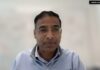 Palo Alto Networks presenta una nueva generación de innovación para fortalecer la protección digital frente a la era de la inteligencia artificial Captura de pantalla de Anand Oswal en una videollamada, mirando directamente a la cámara. Viste un suéter azul claro con cremallera, usa anteojos y se encuentra frente a un fondo de tonos claros y neutros que está completamente desenfocado.