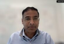 Palo Alto Networks presenta una nueva generación de innovación para fortalecer la protección digital frente a la era de la inteligencia artificial Captura de pantalla de Anand Oswal en una videollamada, mirando directamente a la cámara. Viste un suéter azul claro con cremallera, usa anteojos y se encuentra frente a un fondo de tonos claros y neutros que está completamente desenfocado.