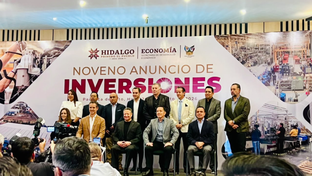 Fotografía grupal que muestra a más de diez personas, entre autoridades gubernamentales y representantes empresariales, posando frente a un escenario institucional en Pachuca. Al fondo destaca un gran panel que enmarca el evento bajo el título "Noveno Anuncio de Inversiones" y el logotipo del Gobierno de Hidalgo.