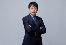 xFusion acelera su crecimiento con IA y fortalece su apuesta por el canal Fotografía de medio cuerpo de Robin Shi, CEO de xFusion Latam, vistiendo un traje oscuro, camisa gris y corbata azul, posando con los brazos cruzados frente a un fondo neutro de tono claro.