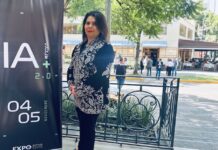 México se consolida como nodo estratégico de la inteligencia artificial Fotografía de una mujer de cabello oscuro vistiendo una chaqueta negra con bordados blancos, de pie en un espacio al aire libre junto a un pendón publicitario oscuro que anuncia el evento "IA+ MÉXICO 2.0" para el 04 y 05 de noviembre en Expo Santa Fe México.