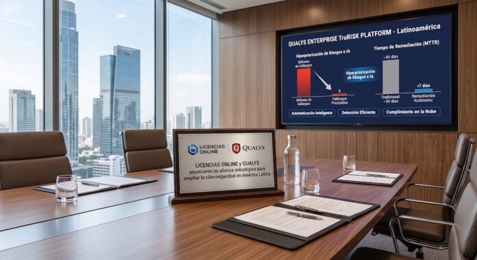 Alianza estratégica para centralizar la ciberseguridad en América Latina. Sala de juntas corporativa con una placa sobre la mesa que anuncia la alianza entre Licencias OnLine y Qualys, junto a una pantalla de presentación que proyecta gráficos de la plataforma Enterprise TruRisk.