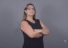 Fortinet México impulsa una nueva etapa de crecimiento para sus canales Retrato de María José Albarrán, directora de canales de Fortinet, quien posa sonriente frente a la cámara con los brazos cruzados. Viste un atuendo negro sin mangas, gafas de montura oscura, reloj plateado y pendientes azules, sobre un fondo de estudio liso de color gris.
