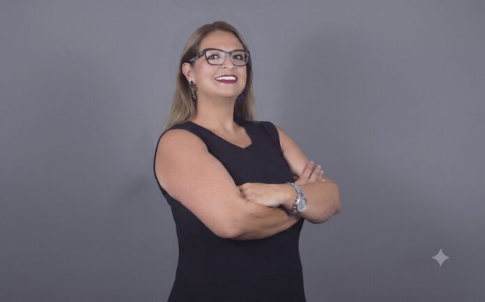 Fortinet México redefine el crecimiento de su canal a través de la capacitación y especialización técnica Retrato de María José Albarrán, directora de canales de Fortinet, quien posa sonriente frente a la cámara con los brazos cruzados. Viste un atuendo negro sin mangas, gafas de montura oscura, reloj plateado y pendientes azules, sobre un fondo de estudio liso de color gris.